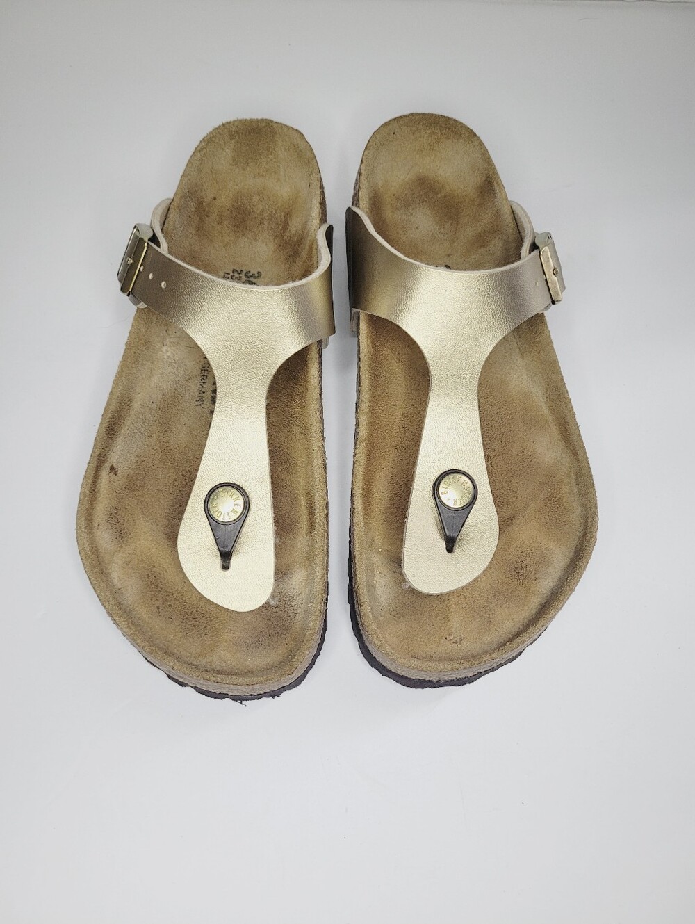 Birkenstock Gizeh Sandals Gold Womens Size 5.5 Birko-Flor Uppers Buckle Straps